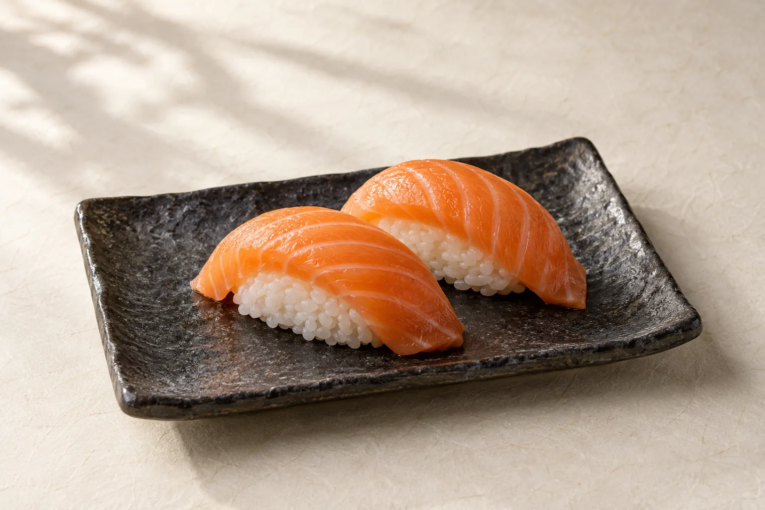 Nigiri de salmón sobre cerámica japonesa